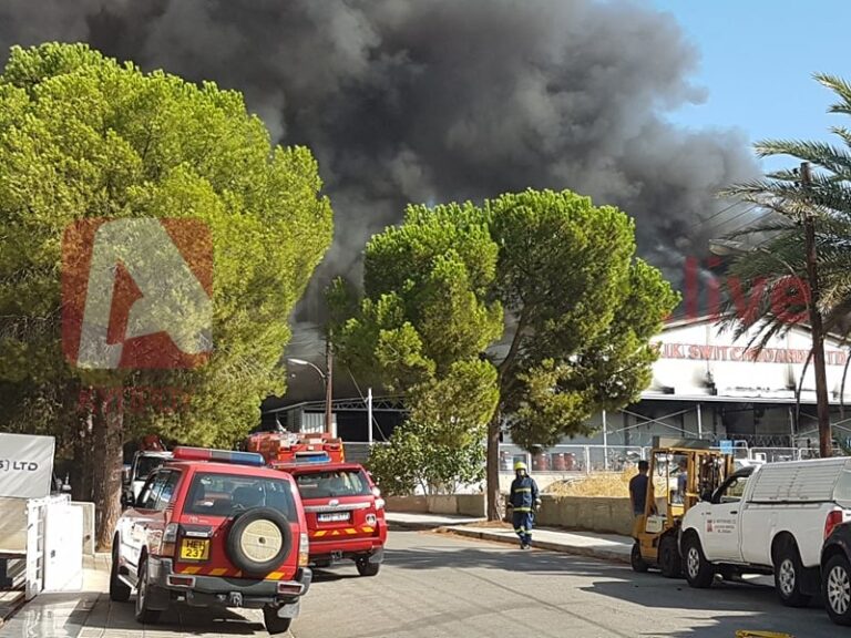 Εγκλωβισμένο πρόσωπο σε φλεγόμενο εργοστάσιο (ΒΙΝΤΕΟ&ΦΩΤΟ)