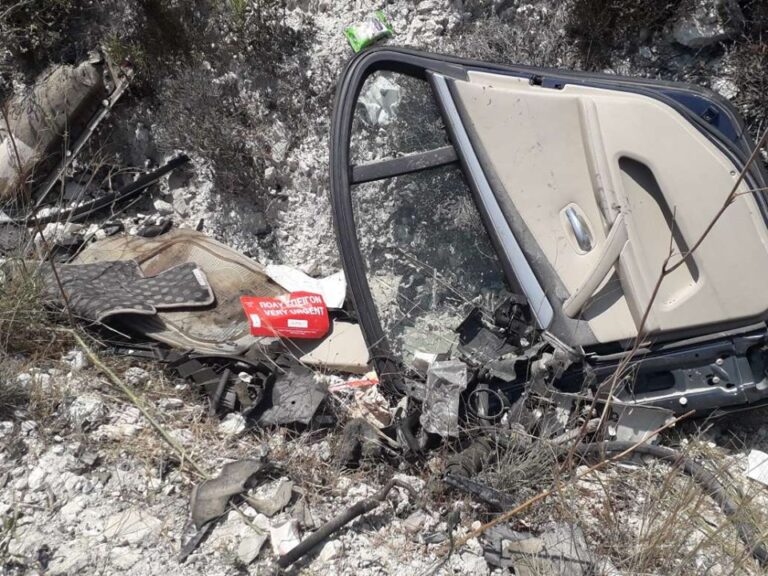 Διασκορπισμένα στο δρόμο Καντού-Σουνίου τα συντρίμια της μοιραίας καραμπόλας