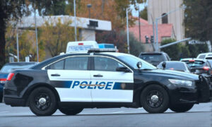 ΗΠΑ: Χειροπέδες σε ένοπλο άνδρα με τουφέκι που "μπούκαρε" σε πολυκατάστημα