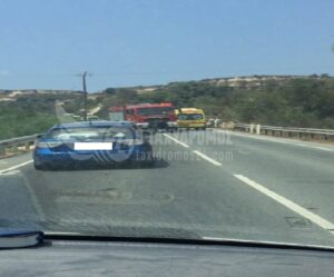 Καραμπόλα και ανατροπή οχήματος σε χαντάκι στο δρόμο Πάφου-Πόλης Χρυσοχούς