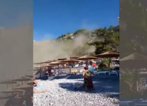 Η τρομακτική στιγμή της κατολίσθησης σε παραλία στο Ναύπλιο (ΒΙΝΤΕΟ)