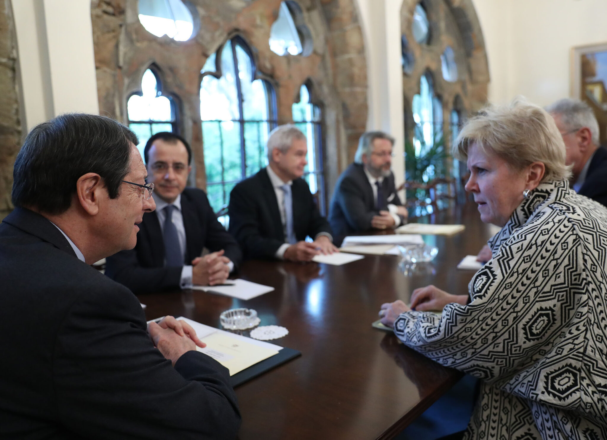 Στην Κύπρο η Τζειν Χολ Λουτ για συναντήσεις με Αναστασιάδη και Ακιντζί