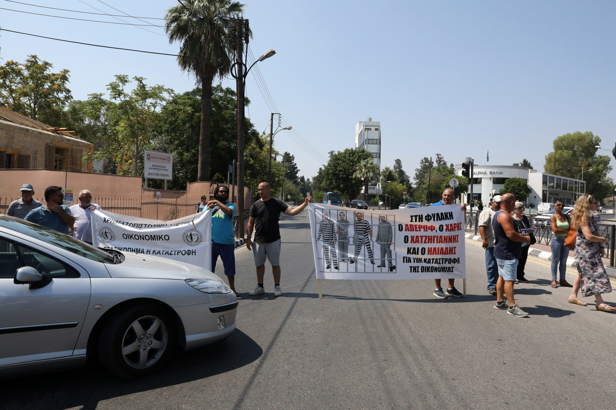 Αγανακτισμένοι οδηγοί χειροδίκησαν κατά διαδηλωτών για τις εκποιήσεις (ΒΙΝΤΕΟ)