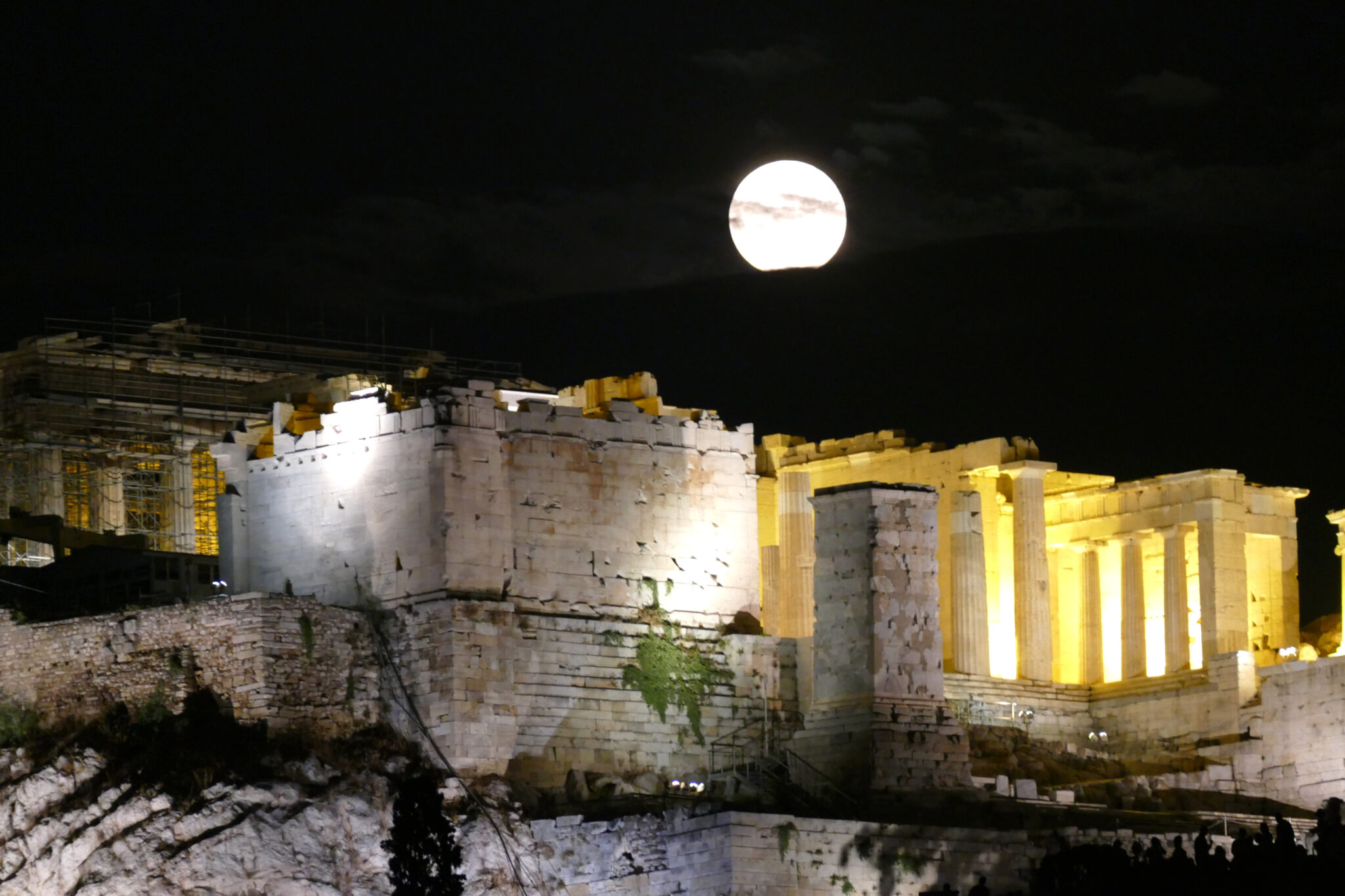 Όταν η Ακρόπολη…στολίζει την πανσέληνο (ΦΩΤΟ)