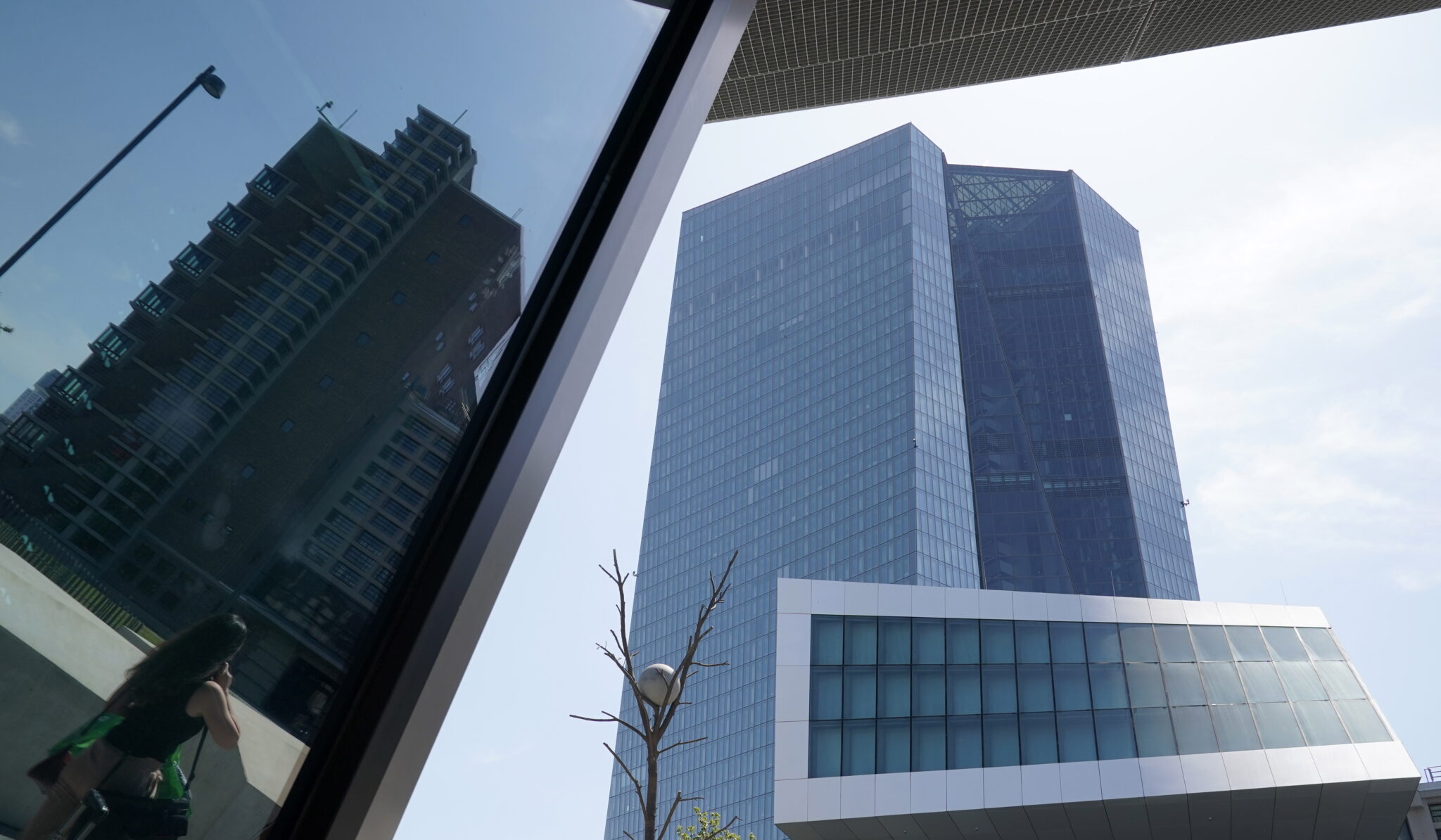 Αυξάνει την πίεση για μείωση των κόκκινων δανείων η ΕΚΤ