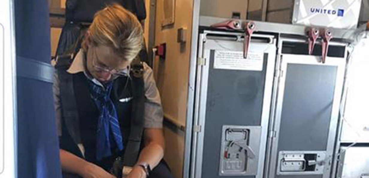 Αεροσυνοδός της United Airlines τα… "έτσουξε" (ΒΙΝΤΕΟ)