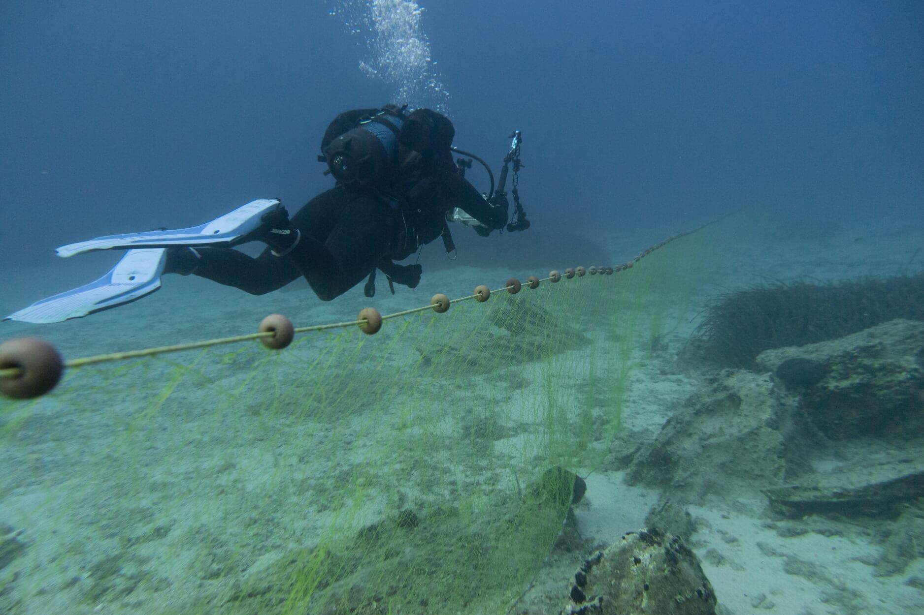 Ψαροντουφεκάς εγκλωβίστηκε σε βράχους σε θάλασσα της Λεμεσού
