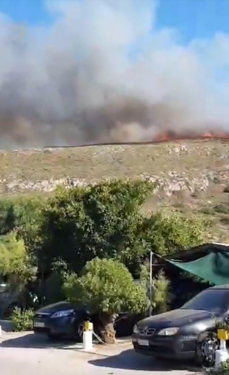 Εκκενώνεται κάμπινγκ λόγω μεγάλης πυρκαγιάς στην Ελαφόνησο (ΒΙΝΤΕΟ)