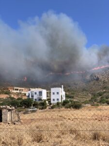 Εκκενώνονται οικισμοί στην Ελαφόνησο λόγω αναζωπύρωσης της μεγάλης φωτιάς (ΦΩΤΟ)