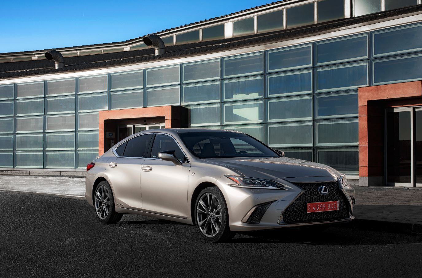 H ΕΞΑΙΡΕΤΙΚΗ ΚΑΤΑΝΑΛΩΣΗ ΚΑΥΣΙΜΩΝ ΤOY LEXUS ES HYBRID ΕΠΙΒΕΒΑΙΩNEΤΑΙ ΑΠΟ TO ADAC