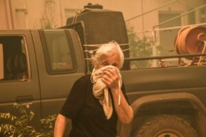 Όταν οι φλόγες απειλούν να κάψουν αναμνήσεις και όνειρα (ΦΩΤΟ)