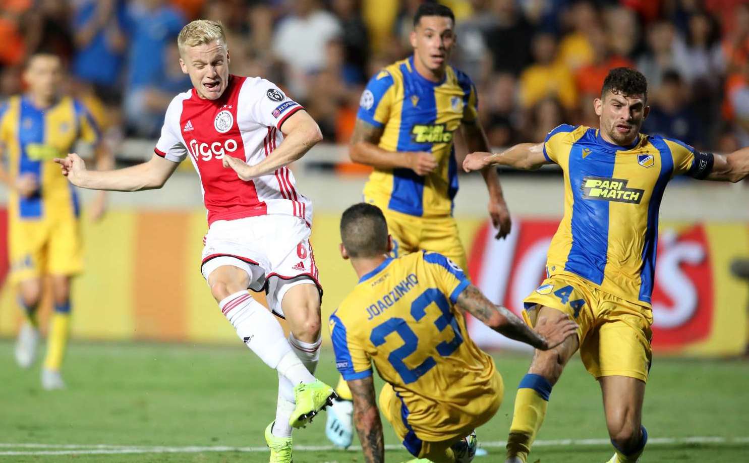 «Χαμογελά» στον ΑΠΟΕΛ η τύχη, χάνει τον Φαν Ντε Μπεκ ο Άγιαξ