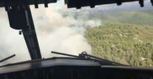Ο πύρινος εφιάλτης στην Εύβοια από το πιλοτήριο ενός καναντέρ (ΒΙΝΤΕΟ)