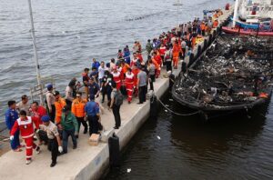 Ιάβα: Τέσσερις νεκροί και 30 αγνοούμενοι μετά την πυρκαγιά σε φεριμπότ