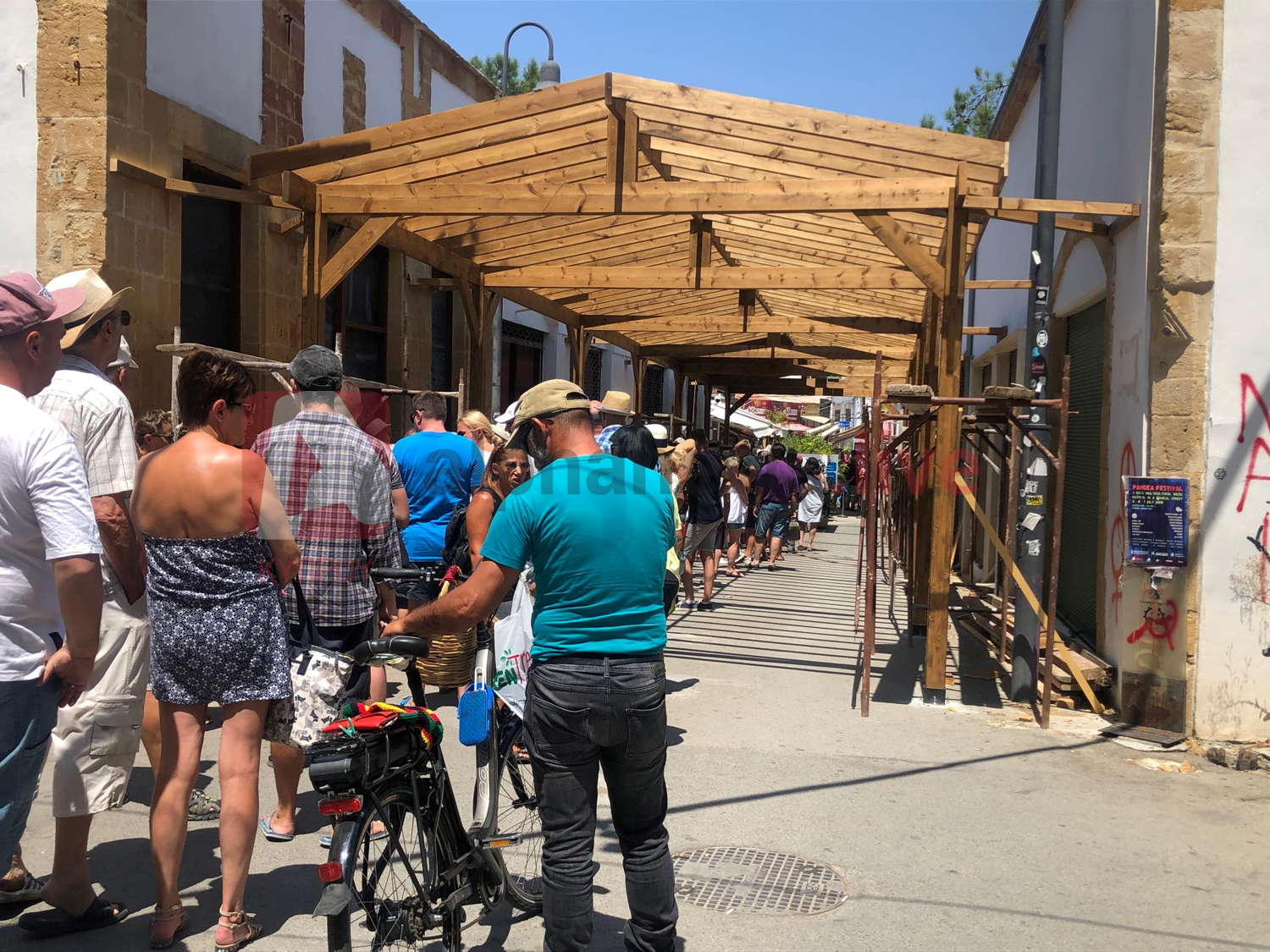 Περνούν κατά δεκάδες τουρίστες το οδόφραγμα προς την κατεχόμενη Λευκωσία (ΦΩΤΟ)