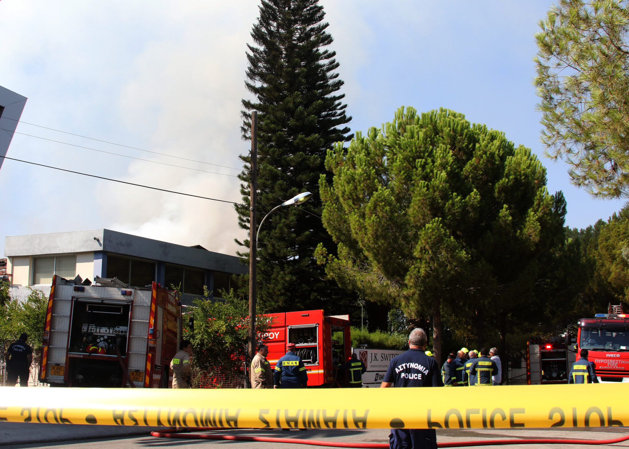 Πυρκαγιά στο Στρόβολο: Περιμένουν το πράσινο φως για να αρχίσουν έρευνες