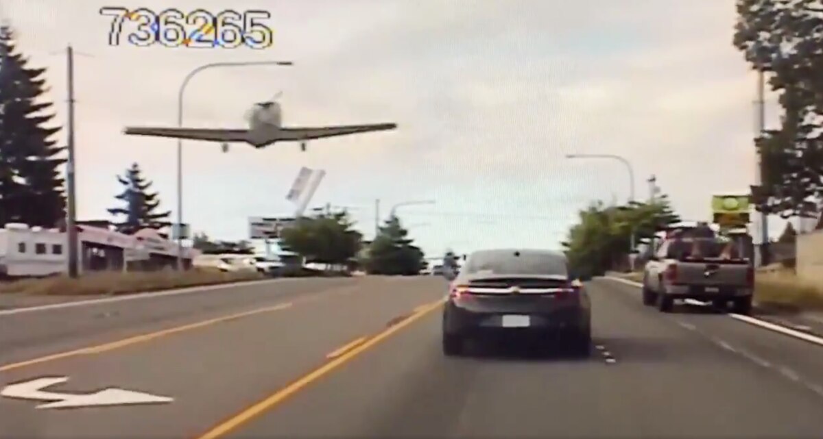 Αναγκαστική προσγείωση μικρού αεροσκάφους σε πολυσύχναστο δρόμο (ΒΙΝΤΕΟ)