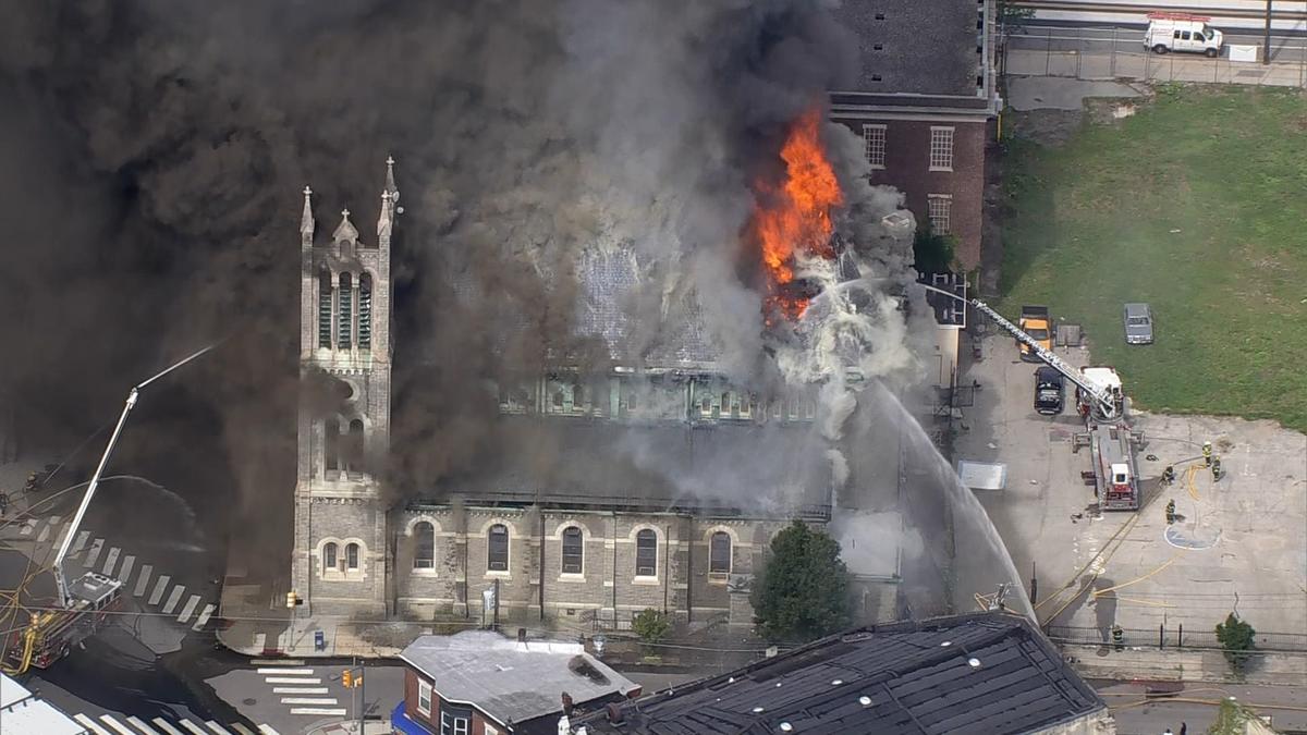Μεγάλη πυρκαγιά σε εκκλησία που φιλοξενεί παιδιά στη Φιλαδέλφεια (ΒΙΝΤΕΟ&ΦΩΤΟ)