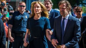 Στη φυλακή για σκάνδαλο σε κολέγιο η "απελπισμένη νοικοκυρά"