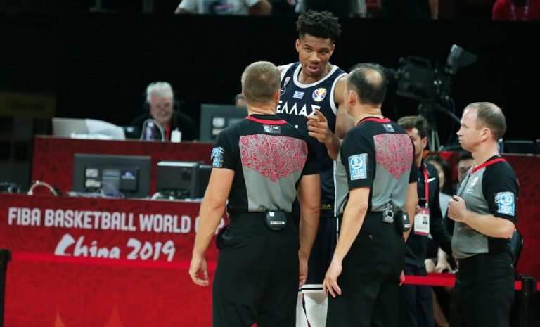 Διαμαρτυρία της ΕΟΚ στη FIBA, ζητά διαγραφή των τριών διαιτητών