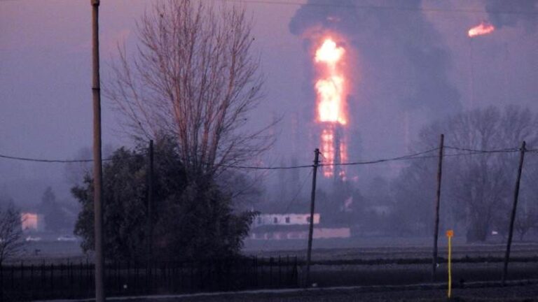 Συναγερμός στην Ιταλία: Έκρηξη και πυρκαγιά σε διυλιστήρια της ENI (ΦΩΤΟ)