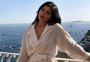 Κάιλι Τζένερ: Ποζάρει… γυμνή δίπλα στον σύντροφό της και προκαλεί!(ΦΩΤΟ)