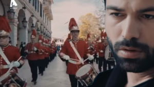 8 λέξεις: Η εντυπωσιακή αρχή με την Φιλαρμονική και η…ερωτική σκηνή(ΒΙΝΤΕΟ)