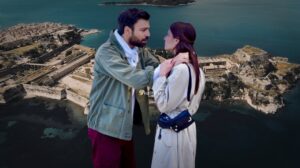 8 λέξεις:Με Φιλαρμονική,γιγαντοοθόνη και παρουσία Δημάρχου η πρεμιέρα της σειράς