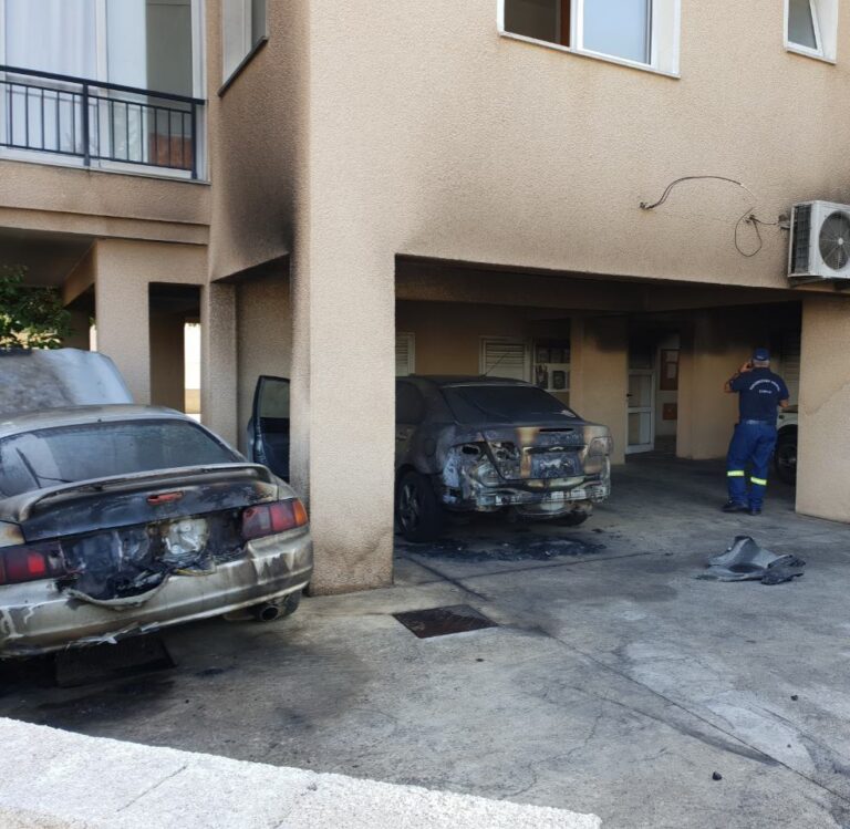 Στις φλόγες τρία οχήματα σε χώρο στάθμευσης πολυκατοικίας στην Πάφο