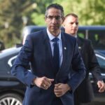 Ο "savvas Angelides" στέλνει μηνύματα σε διάφορους χρήστες στο Facebook