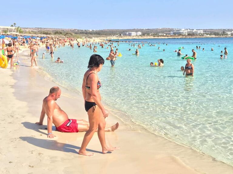 Μετά τις σημαίες, τώρα και…αστέρια στις παραλίες της Κύπρου (ΒΙΝΤΕΟ)