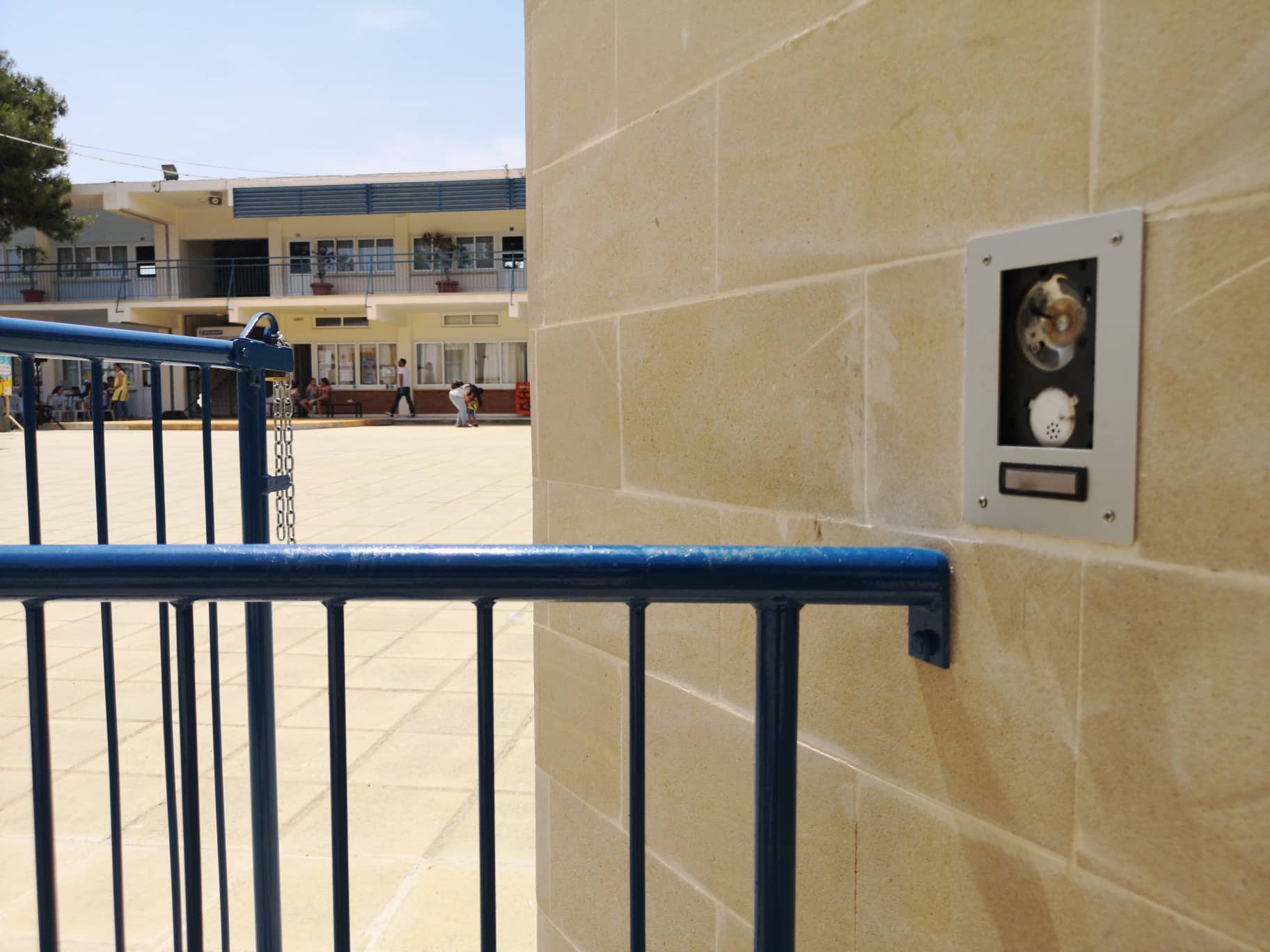 Σε περιφράξεις και φρουρούς αναζητούν τα αίτια της απόπειρας απαγωγής μαθητών