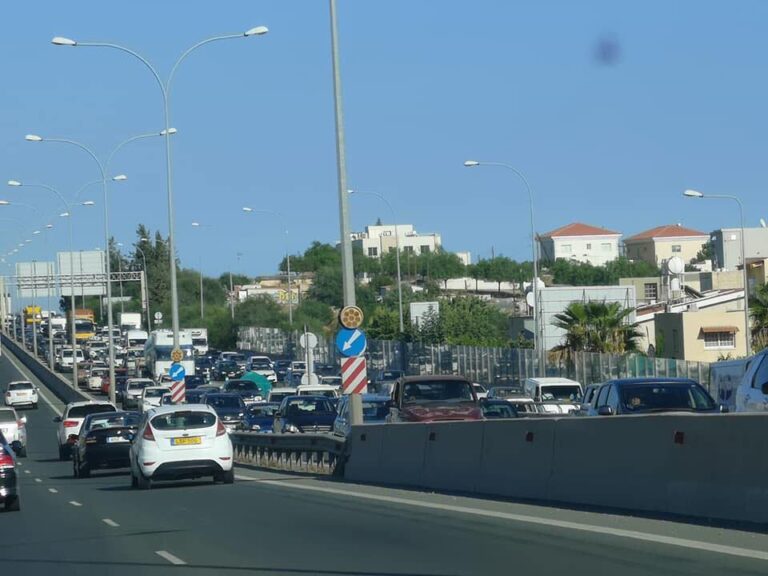 Μεγάλο μποτιλιάρισμα στον αυτοκινητόδρομο λόγω καραμπόλας