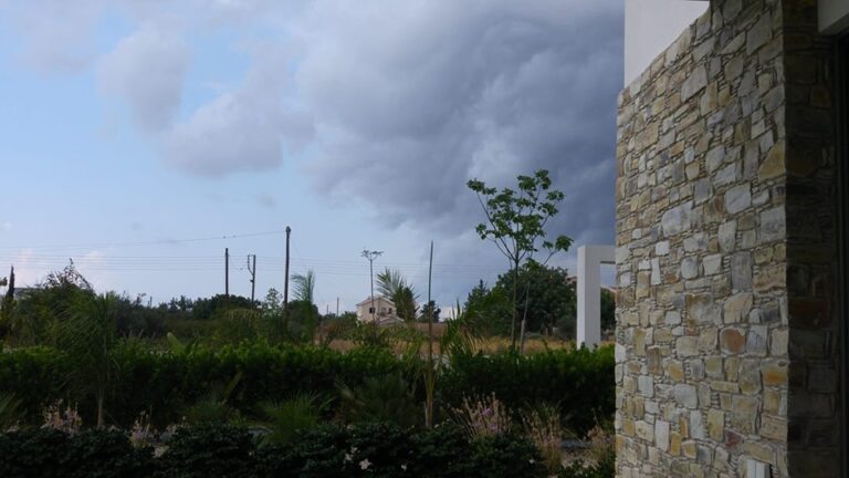 Κυριακάτικες μπόρες προβλέπει η Μετεωρολογική Υπηρεσία