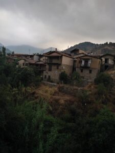 Έντονη βροχόπτωση επικρατεί στην περιοχή του δρόμου Ευρύχου–Καρβουνά