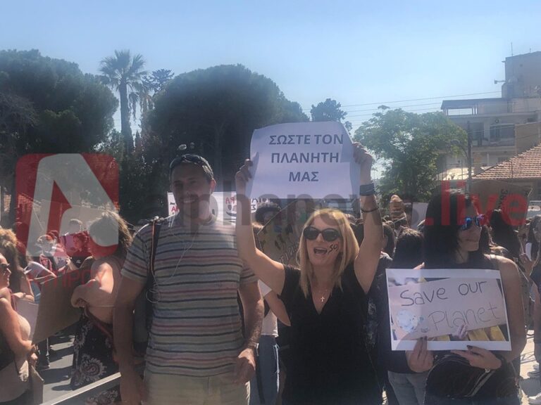 "Σώστε τον πλανήτη μας" φωνάζουν μαθητές έξω από τη Βουλή (ΦΩΤΟ)