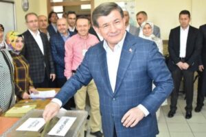 Oμόφωνη εισήγηση για διαγραφή του Νταβούτογλου από το AKP