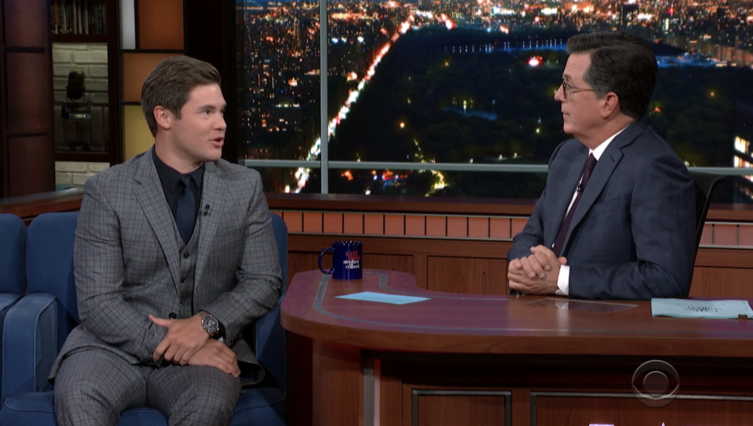 Ο ADAM DEVINE ΦΟΡΕΣΕ TOMMY HILFIGER ΣΤΗΝ ΕΚΠΟΜΠΗ “THE LATE SHOW“