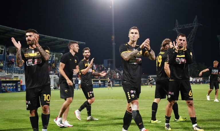 Ανεβασμένη και με τη στήριξη του κόσμου για τη νίκη η ΑΕΚ