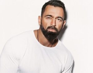 Ο Bo αποκάλυψε τον χωρισμό του από νεαρή τραγουδίστρια on air!