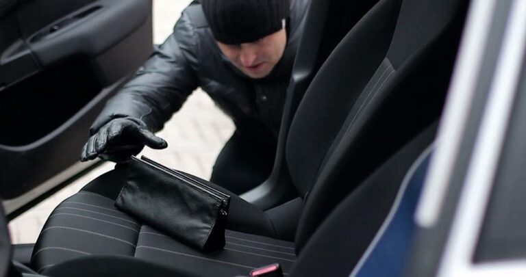 Της έστησαν καρτέρι έξω από το σπίτι της και της άρπαξαν τσάντα με χρήματα