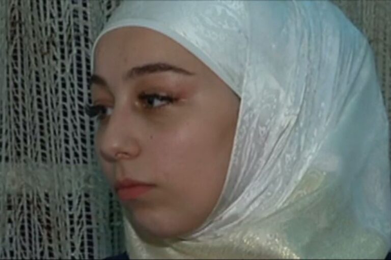 Με τη στήριξη του Διευθυντή της και τη μαντήλα της επιστρέφει στο σχολείο η Άλα