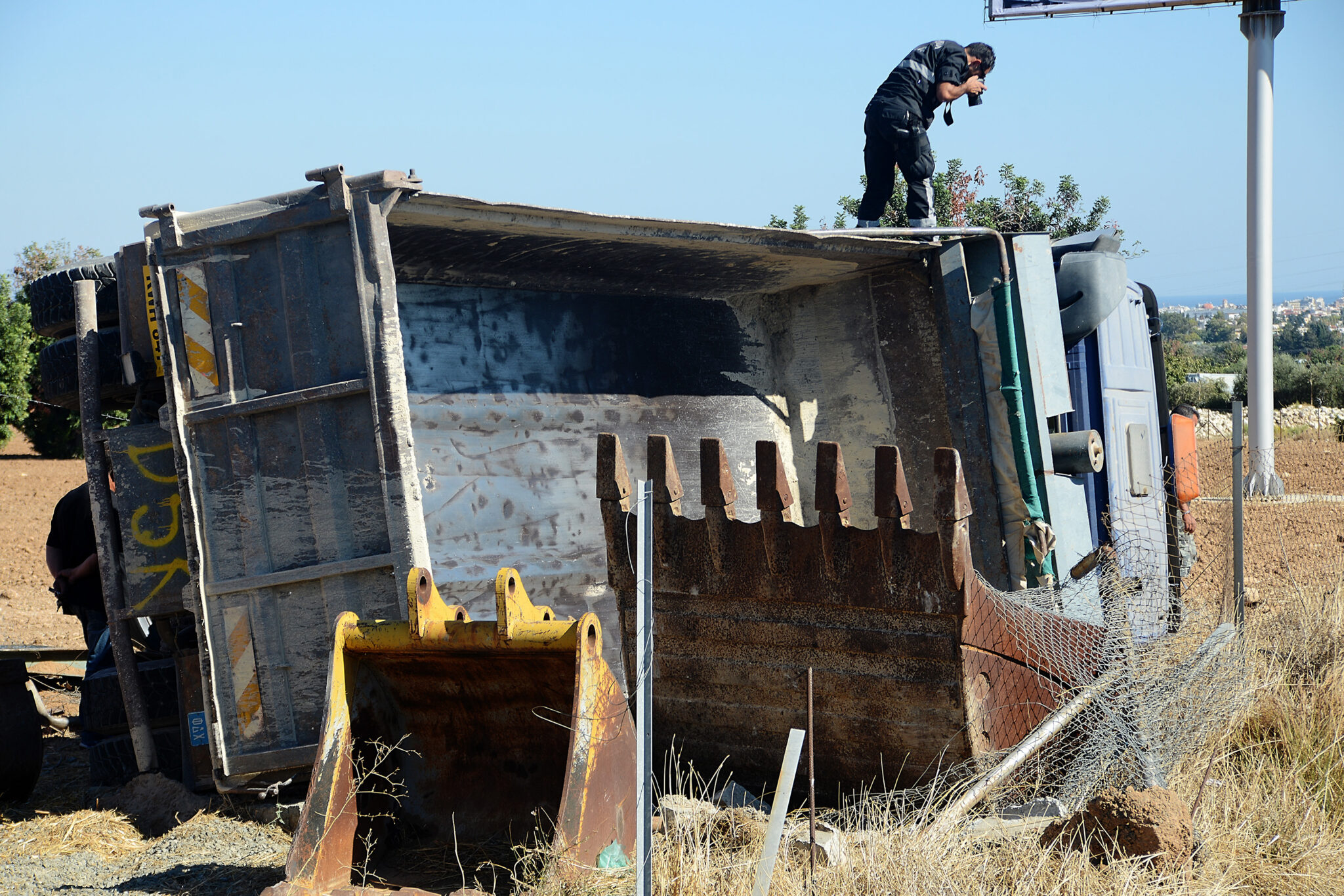 Φορτηγό ανετράπη στον δρόμο Πάφου-Πόλης Χρυσοχούς