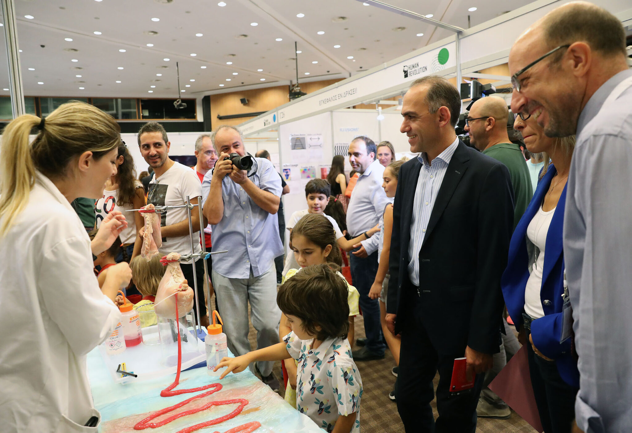 ΥΠΟΙΚ: "Μπορούμε να μετατρέψουμε την Κύπρο σε μια πιο ανταγωνιστική οικονομία "