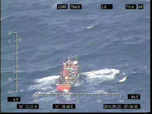 Έπεσαν στη θάλασσα δύο από τους επιβάτες της βάρκας με τους μετανάστες