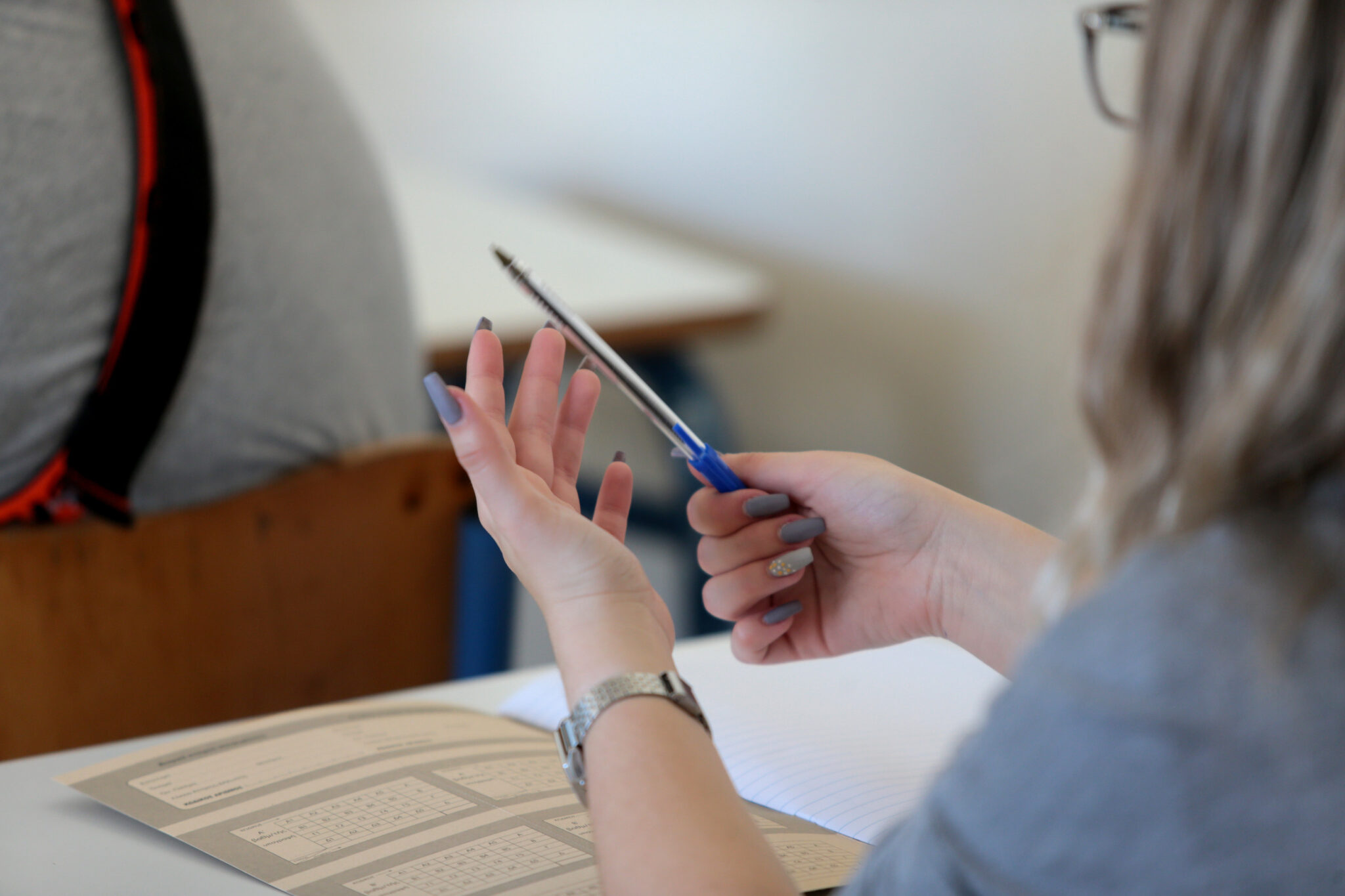 "Να απομακρυνθεί άμεσα ο εκπαιδευτικός από την έδρα"