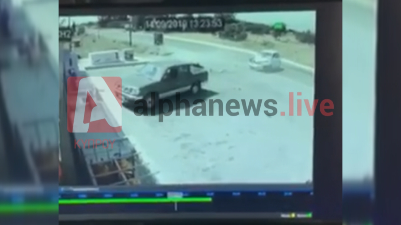 Η στιγμή που όχημα ανακόπτει την πορεία του 35χρονου μοτοσικλετιστή (ΒΙΝΤΕΟ)