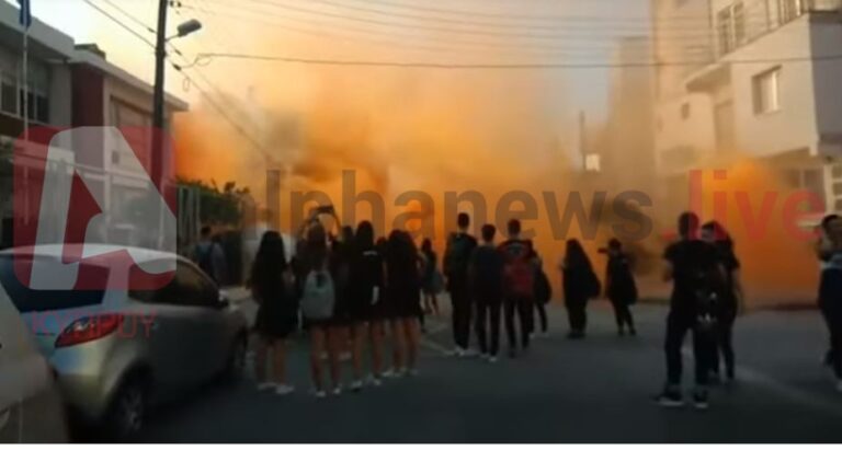 Με καπνογόνα και φωτοβολίδες υποδέχθηκαν το πρώτο κουδούνι μαθητές (ΒΙΝΤΕΟ)