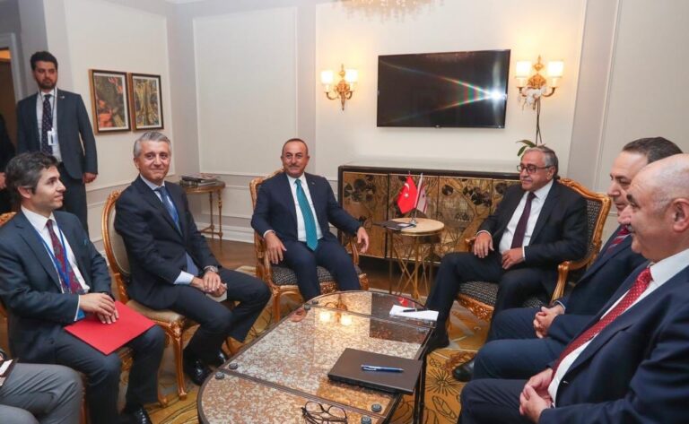 Tσαβούσογλου και Ακιντζί τα είπαν στη Νέα Υόρκη για το Κυπριακό