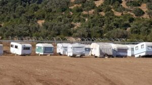 Απομάκρυναν δεκάδες τροχόσπιτα από τα Λουτρά της Αφροδίτης (ΒΙΝΤΕΟ)